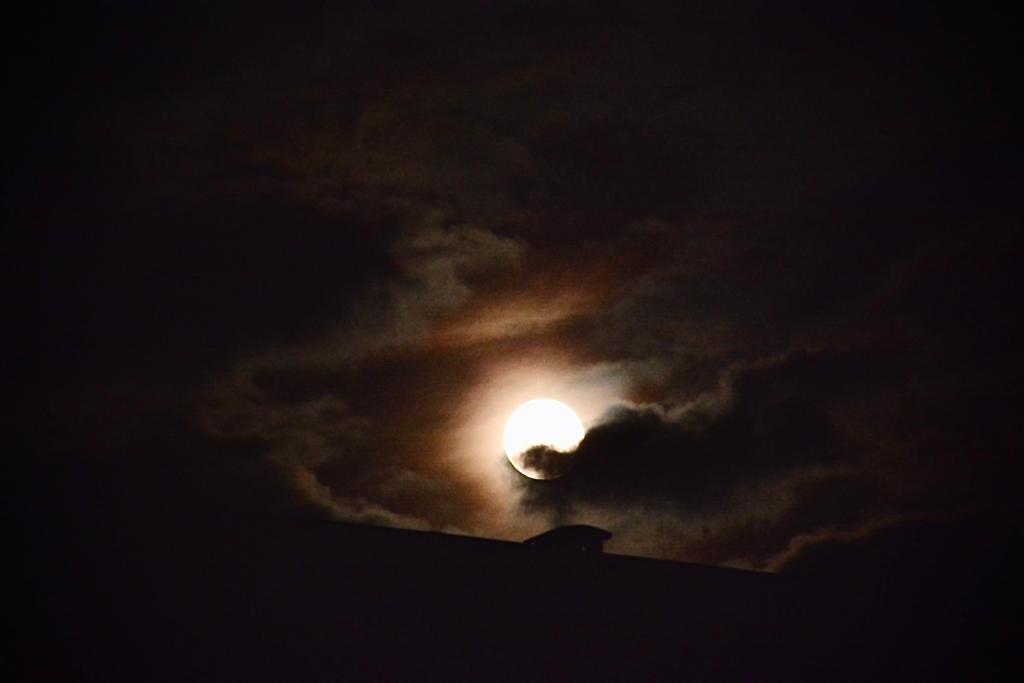 Superlua encanta capixabas e brilha no céu do ES