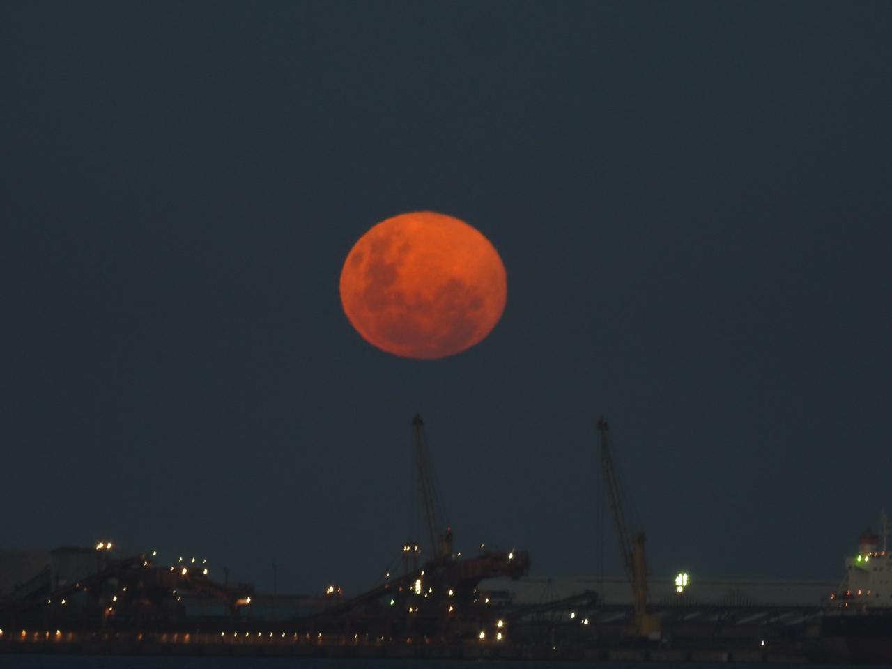 Superlua vista da praia de Camburi, em Vitória
