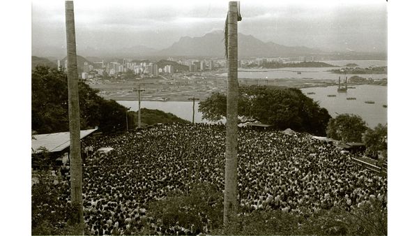 1982 - Vista aérea da Festa da Penha, com muitos romeiros assistindo a missa campal - Foto Gildo Loyola por Gildo Loyola
