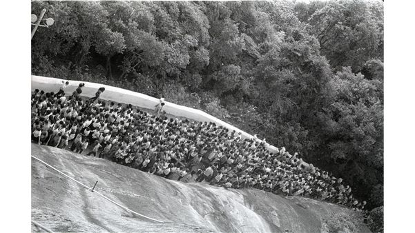 1982 - Vista aérea da Festa da Penha, com muitos romeiros assistindo a missa campal - Foto Gildo Loyola por Gildo Loyola