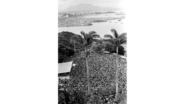 1982 - Vista aérea da Festa da Penha, com muitos romeiros assistindo a missa campal - Foto Gildo Loyola por Gildo Loyola