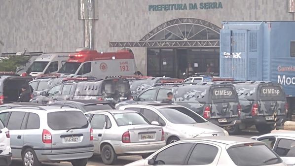 A Polícia Militar informou que uma agente da Guarda Municipal atentou contra a própria vida quando dois policiais militares tentaram a impedir e foram baleados