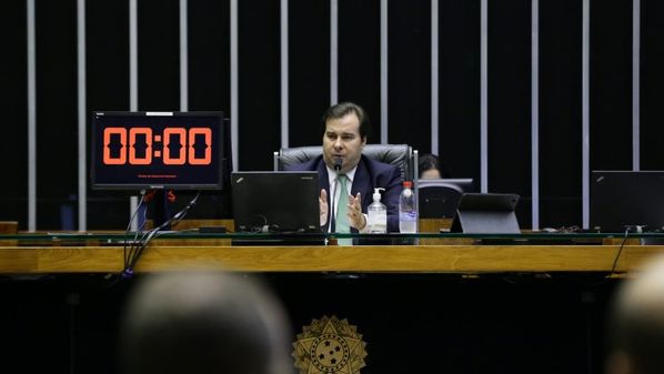 Pontos polêmicos, como as regras de concessão de empréstimos a Estados, levou deputados a derrubarem a votação nesta quarta-feira (8)