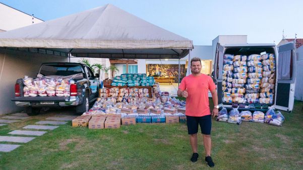 Alemão do Forró arrecada 200 cestas básicas  alimentos em live