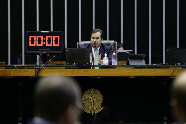 Rodrigo Maia durante sessão que adiou votação do projeto