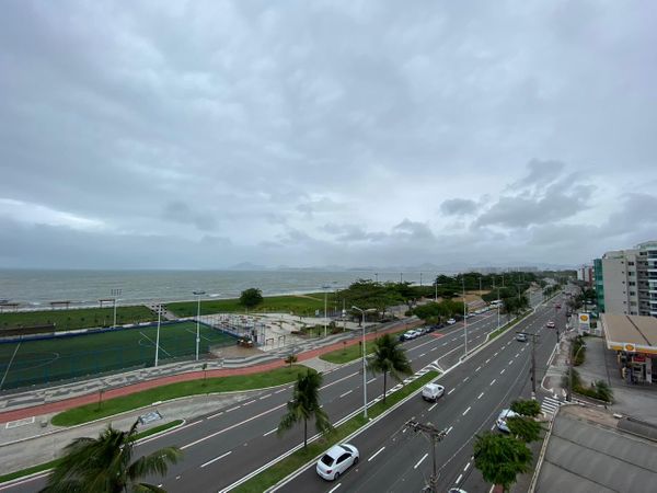 Ventos fortes e mar agitado na Praia de Camburi, em Vitória