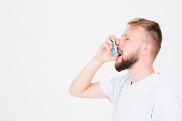 Asmáticos devem se preocupar mais com o coronavírus: a asma deve ser mantida sob controle, como com uso de bombinhas
