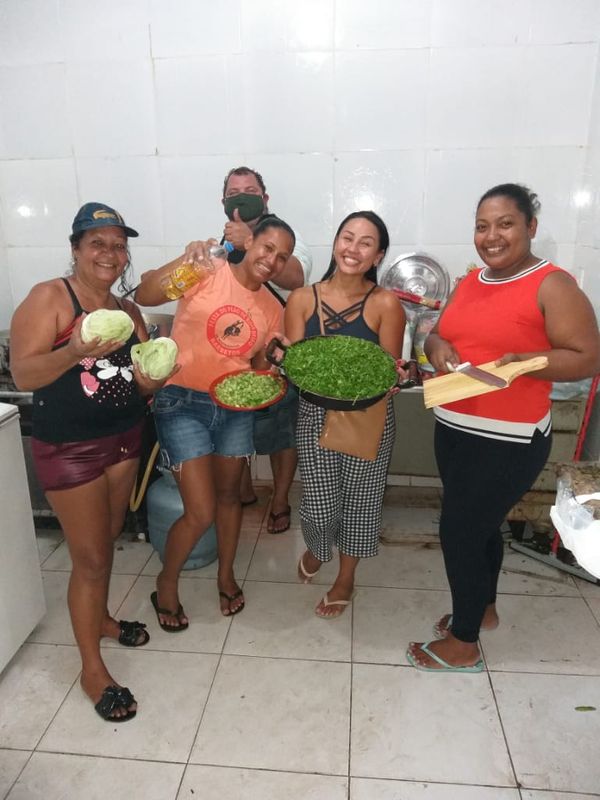 Grupo faz marmita para doar para pessoas carentes no bairro Boa Vista II, em Vila Velha