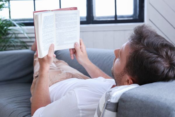 Homem lendo