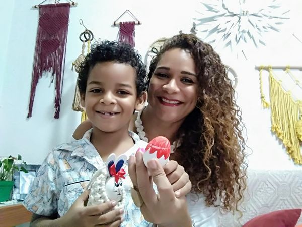 Madalena de Almeida e o filho Leonardo de Almeida Gomes 