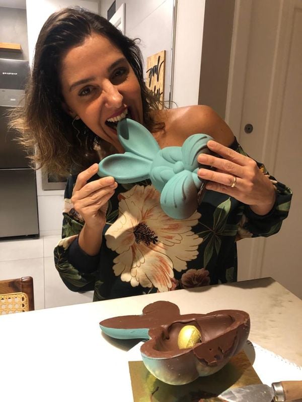Mariana Perini mostra o coelho de chocolate que ganhou da Chocolateria Brasil no amigo choco virtual da Revista.ag