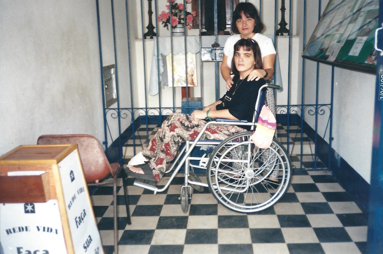 Mércia, ainda na cadeira de rodas, junto com a irmã