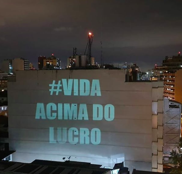 Panelaços contra Bolsonaro ganham reforço de projeções