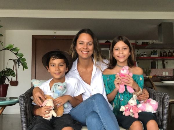 Julia Cruz e os filhos Alice e Gael