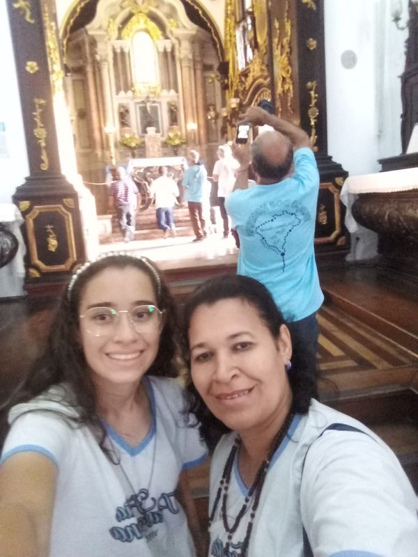 Vanusa Xavier com a filha Tainá, de 13 anos, no Convento da Penha