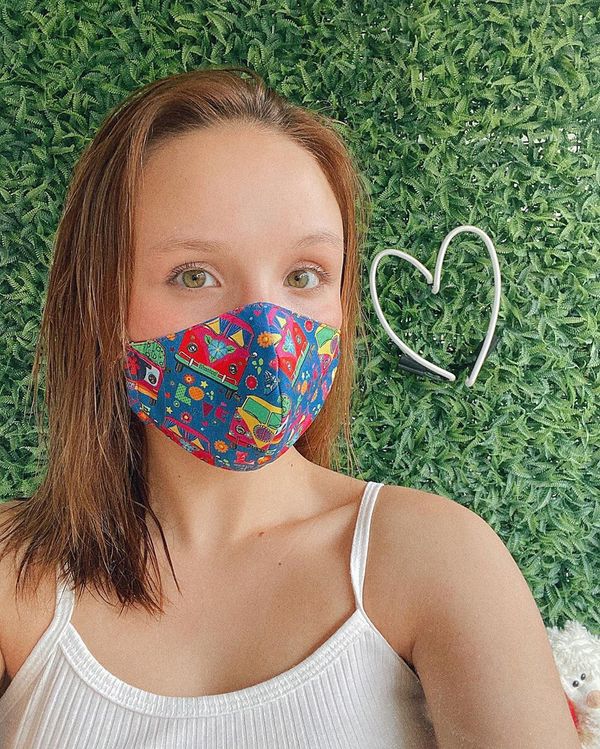 A atriz Larissa Manoela usa máscara confeccionada pela mãe do namorado: proteção contra coronavírus