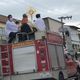 Em uma viatura dos bombeiros, o padre Antonio Pandolfi percorreu as ruas de Aracruz neste domingo de Páscoa 