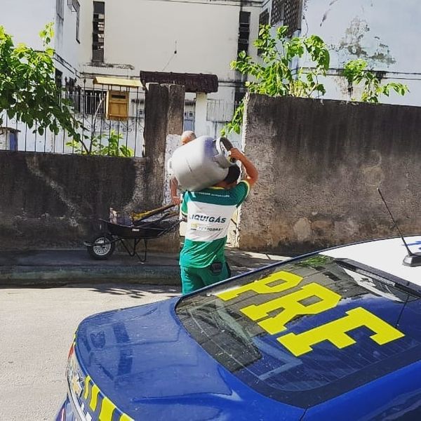A idosa ficou quatro dias sem gás e o problema foi resolvido neste sábado (11)