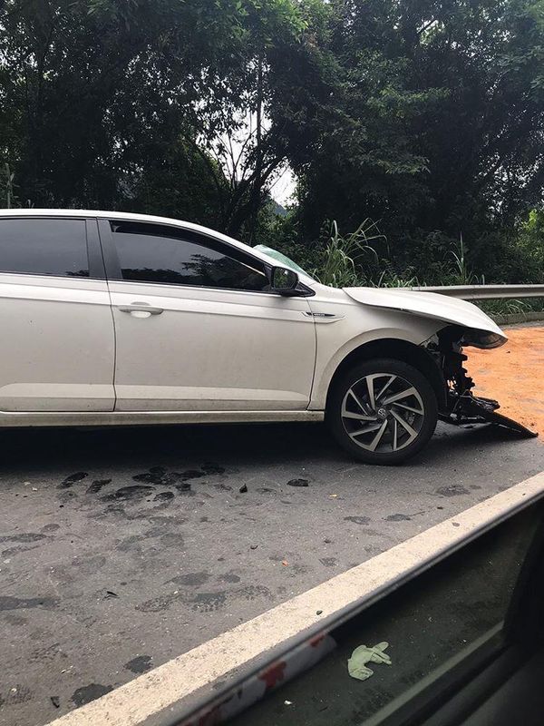 A parte dianteira do Polo ficou bastante destruída e houve vazamento de óleo do motor