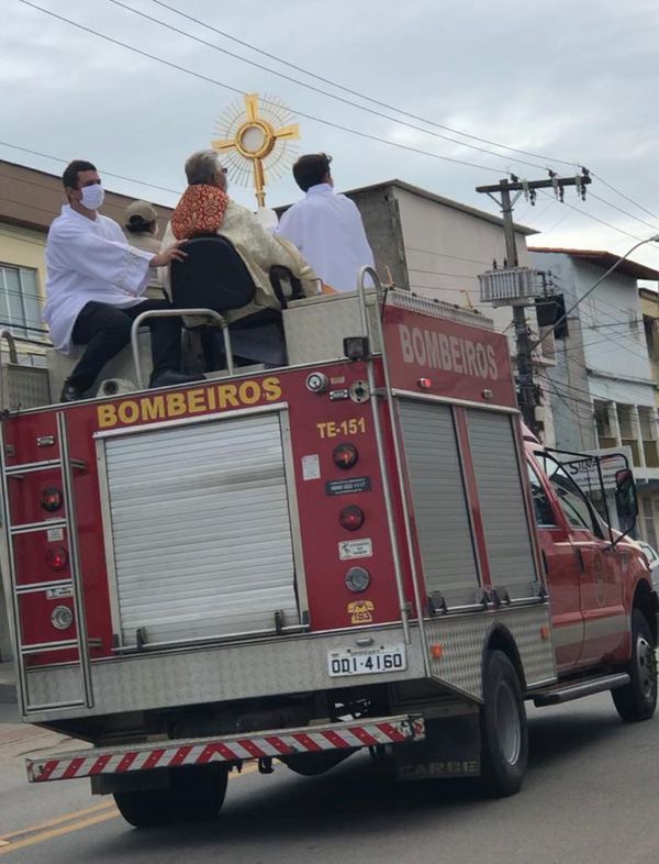A procissão foi realizada na manhã deste domingo de Páscoa (12) por Rogério Júnior
