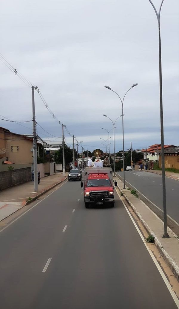 Em uma viatura dos bombeiros, o padre Antonio Pandolfi percorreu as ruas de Aracruz neste domingo de Páscoa  por Rogério Júnior