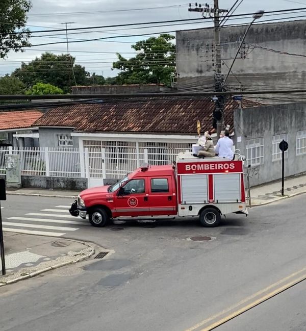 Em uma viatura dos bombeiros, o padre Antonio Pandolfi percorreu as ruas de Aracruz neste domingo de Páscoa  por Internauta