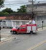 Em uma viatura dos bombeiros, o padre Antonio Pandolfi percorreu as ruas de Aracruz neste domingo de Páscoa (Internauta)