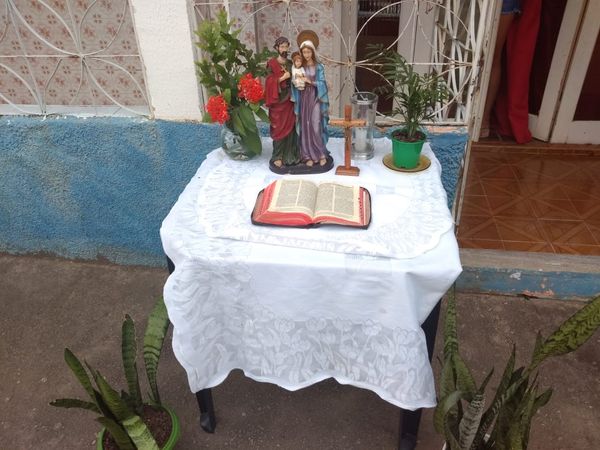 Muitas casas foram decoradas com bíblias e outros adereços religiosos para a procissão por Rogério Júnior