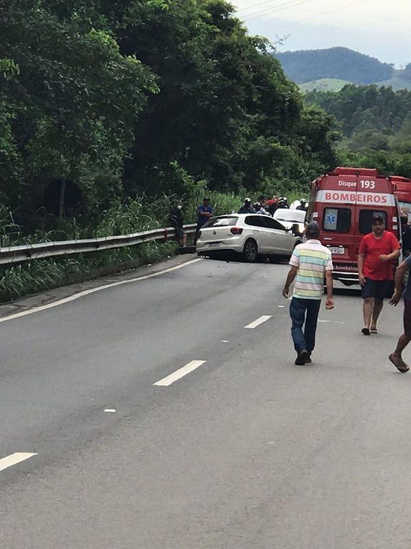 Um Polo bateu na traseira de um caminhão na BR 262, em Domingos Martins