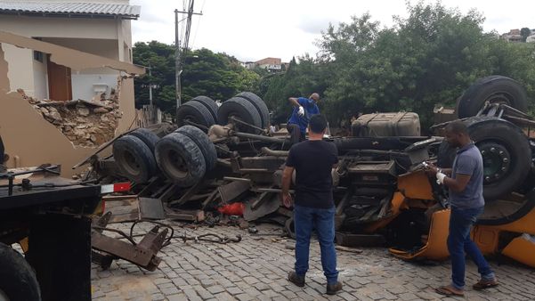 13/04/20 - Nova Venécia - Caminhão carregado com alimentos tomba em ladeira de Nova Venécia por Raphael Verly/TV Gazeta Norte