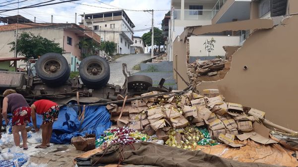 13/04/20 - Nova Venécia - Caminhão carregado com alimentos tomba em ladeira de Nova Venécia por Raphael Verly/TV Gazeta Norte