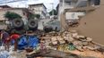 13/04/20 - Nova Venécia - Caminhão carregado com alimentos tomba em ladeira de Nova Venécia(Raphael Verly/TV Gazeta Norte)