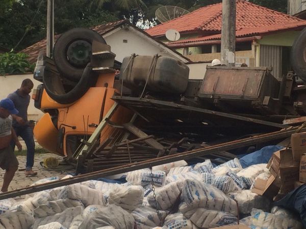13/04/20 - Nova Venécia - Caminhão carregado com alimentos tomba em ladeira de Nova Venécia por Internauta