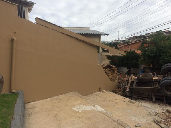 13/04/20 - Nova Venécia - Caminhão carregado com alimentos tomba em ladeira de Nova Venécia por Internauta