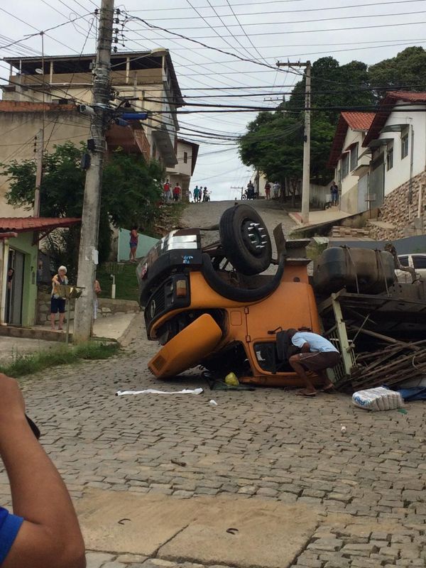 13/04/20 - Nova Venécia - Caminhão carregado com alimentos tomba em ladeira de Nova Venécia por Internauta