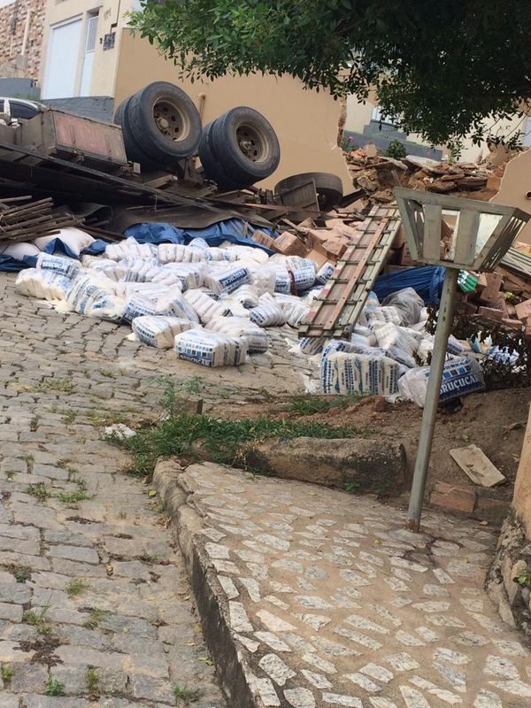 13/04/20 - Nova Venécia - Caminhão carregado com alimentos tomba em ladeira de Nova Venécia por Internauta