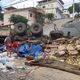 Imagem - Caminhão carregado com alimentos tomba em ladeira no ES