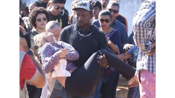 A mãe das crianças, a pastora Juliana Salles, foi amparada pelo pai e por familiares em vários momentos durante o enterro das crianças  por Carlos Alberto Silva