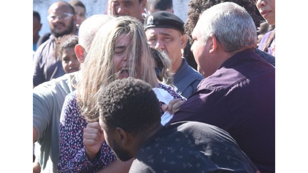 A mãe das crianças, a pastora Juliana Salles, foi amparada pelo pai e por familiares em vários momentos durante o enterro das crianças  por Carlos Alberto Silva