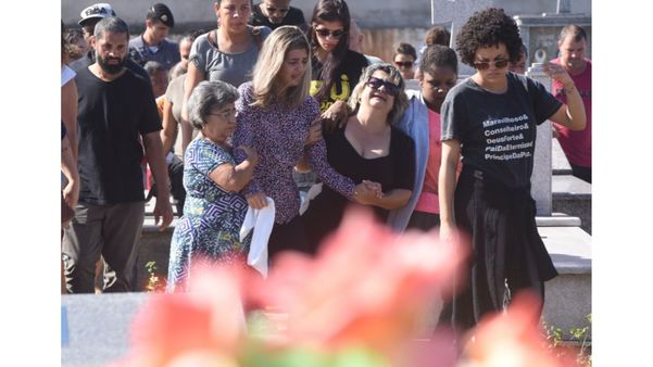 A mãe das crianças, a pastora Juliana Salles, foi amparada pelo pai e por familiares em vários momentos durante o enterro das crianças  por Carlos Alberto Silva