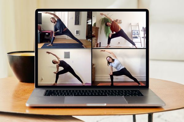 Aula de Yoga por Divulgação