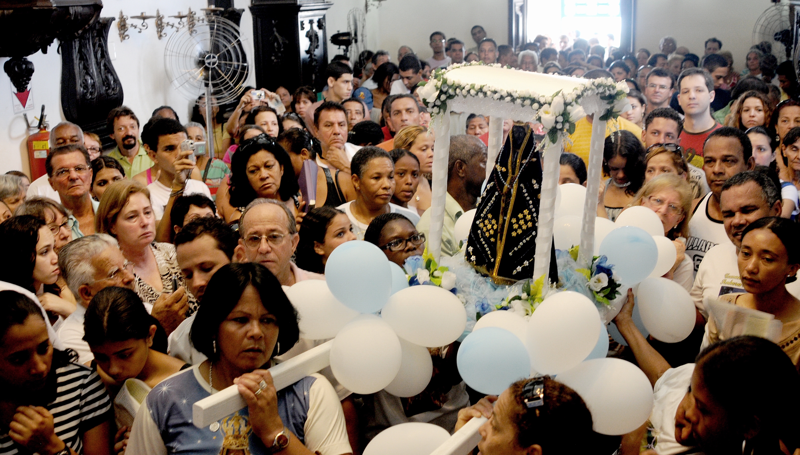 Data: 12/10/2009 - ES - Vila Velha - Romaria da Mulheres sobe o Convento da Penha para homenagear Nossa Senhora Aparecida. - Editoria: Cidades - Foto: Vitor Jubini - GZ