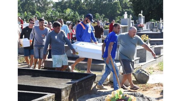 Enterro dos irmãos Kauã e Joaquim no Cemitério São José  por Carlos Alberto Silva