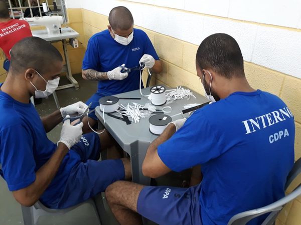 Internos do Centro de Detenção Provisória de Aracruz fabricam máscaras