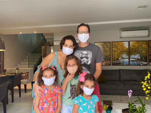 Leitores da coluna usam máscaras: Flavia e Rodrigo Almeida e as filhas