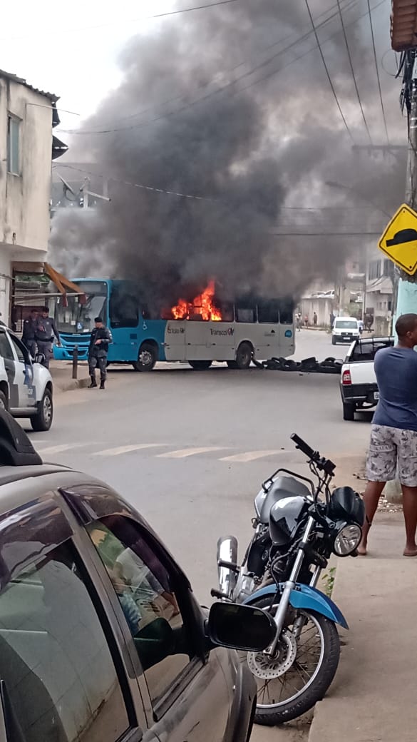 Ônibus incendiado no bairro Porto Novo, em Cariacica