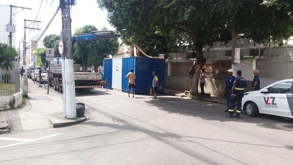 Um contêiner foi instalado nas imediações da unidade de saúde