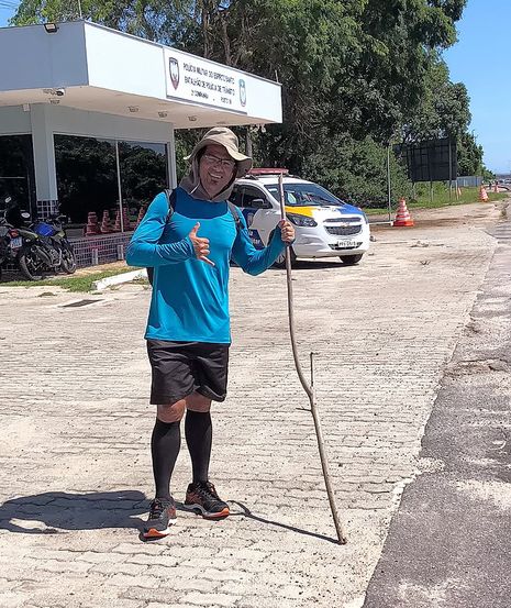 Marcelo na Rodovia do Sol, via que percorre de Guarapari até Vila Velha em suas caminhadas