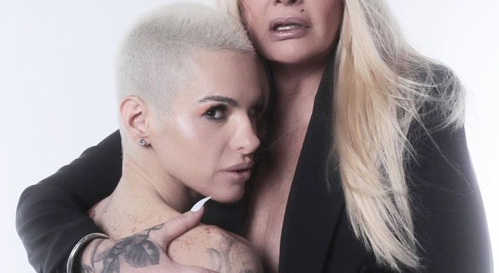 Mãe de Bárbara Evans e a namorada, a DJ Cacá Werneck, celebraram o #Pride neste domingo (28) com foto de beijo postada nas redes sociais