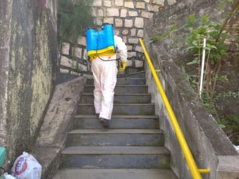 Equipes começaram a fazer a higienização de escadarias e corrimãos no Centro de Vitória
